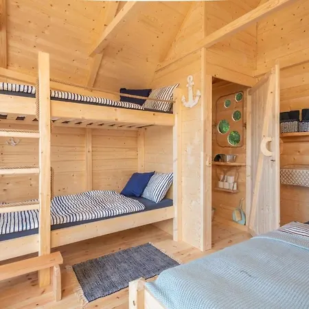 Treehouse U Lesa Κάμπινγκ