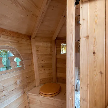 Treehouse U Lesa Κάμπινγκ